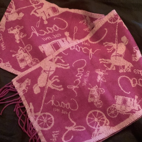 Coach horse and carriage pattern wool and cashmere scarf - Picture 4 of 6